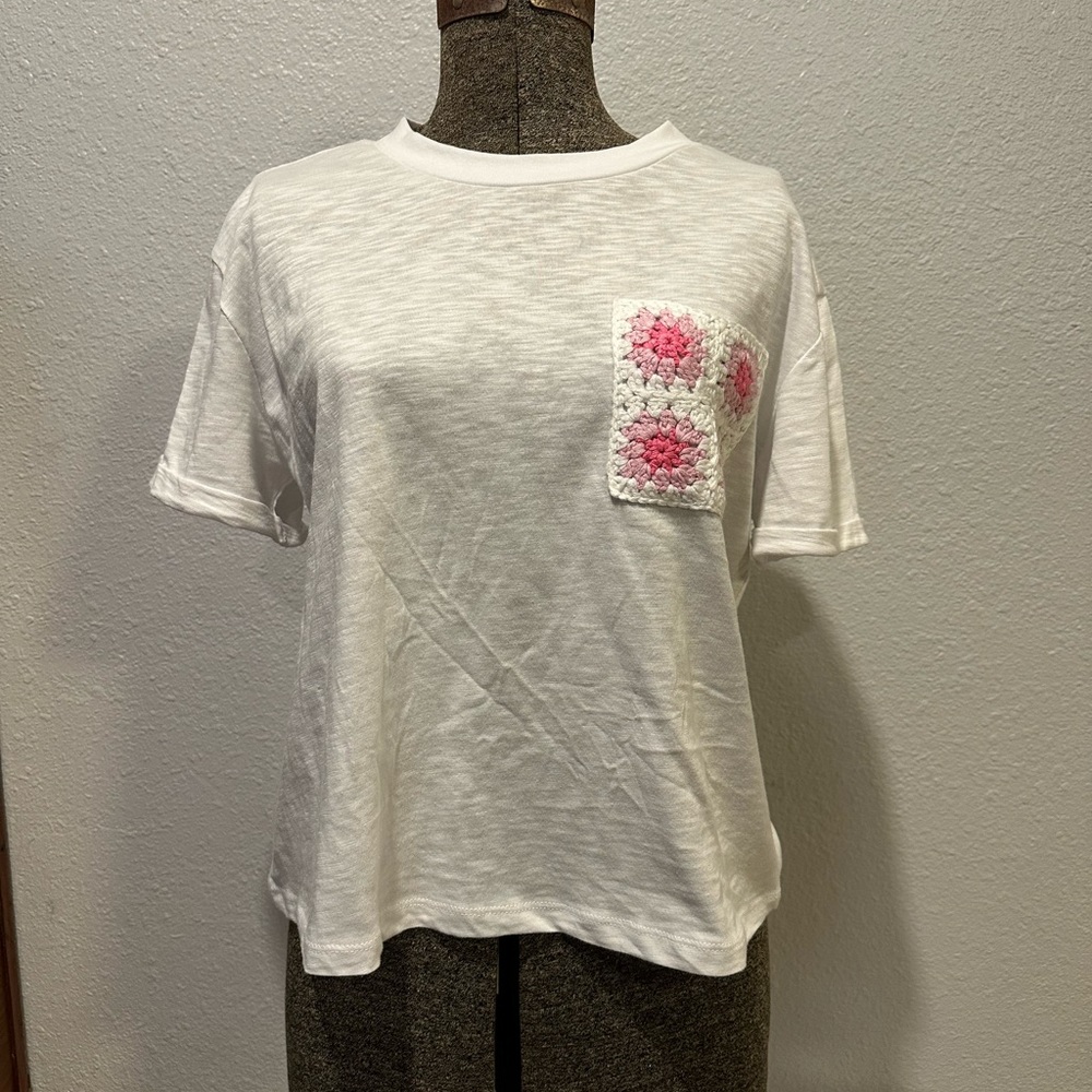 Design365 Crochet Pocket Tee – Size M (True to Size)